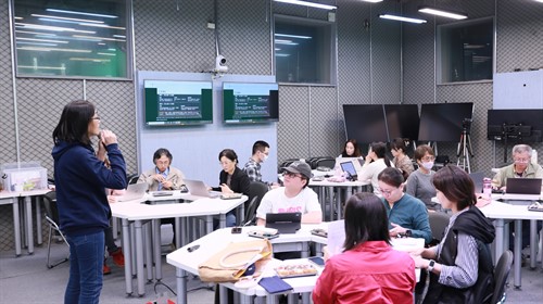 與會老師專注參與工作坊