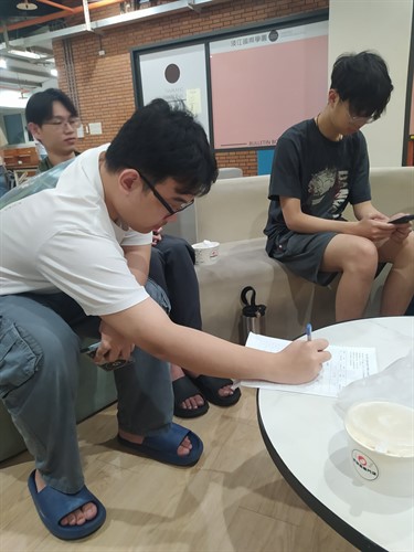 學生們詢問了與更換專業/轉學相關的問題。