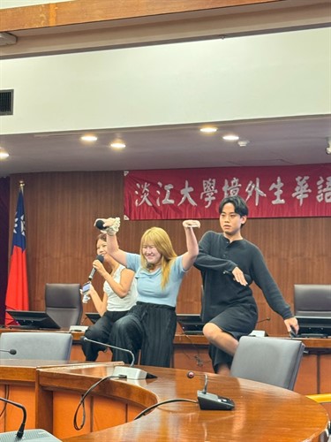 三位境外生幽默風趣的朗讀