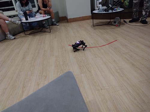 展示機器狗循跡