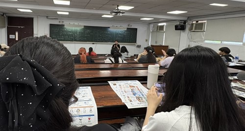 同學聆聽講座，並蒐尋資料