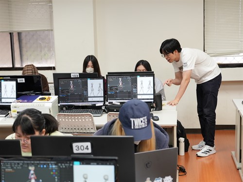 業師從旁協主學生解決實作問題