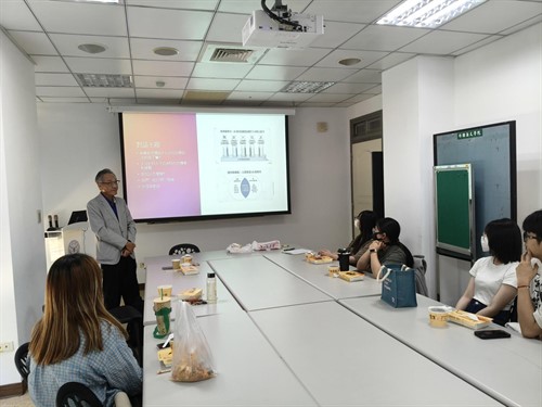 黃董事長說明實習對大學生的重要性