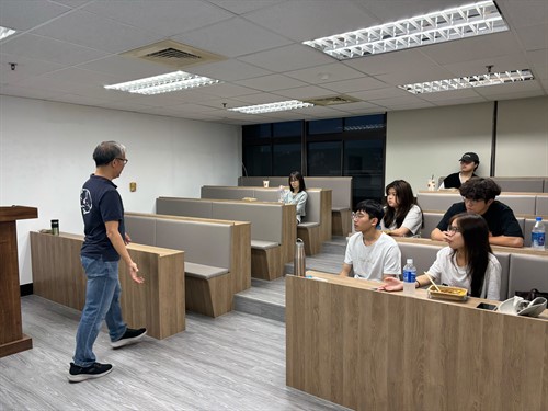 學生專心聆聽與互動
