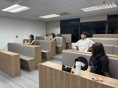 學生專心聆聽與互動
