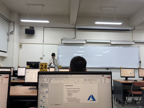 張靖悦講師認真的解釋AI-900課程內容