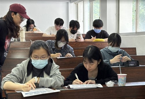 同學討論，並撰寫回饋