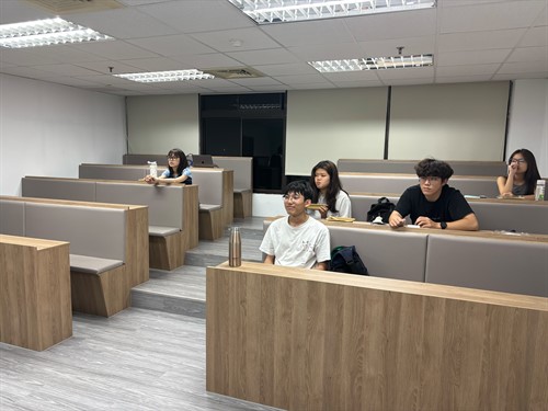 學生專心聆聽與互動