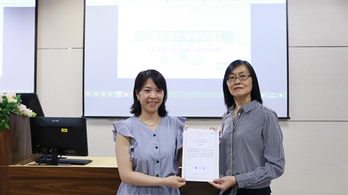 教發中心月霞主任頒發感謝狀予欣靜老師。