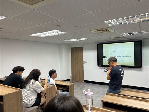 學生專心聆聽與互動