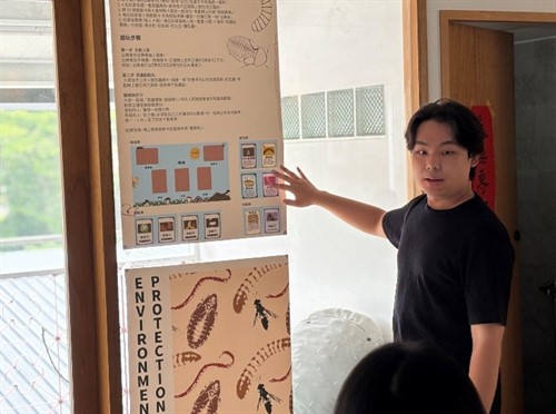 學生以海報呈現課程內容、教材與實作任務，作為講座分析學習遷移設計的案例。