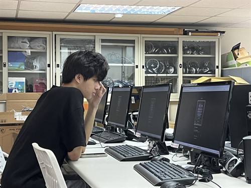 學生聆聽講者分享內容