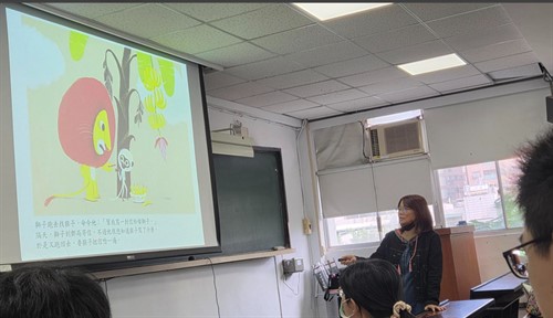 講者陳芳雅老師分享過往的經驗