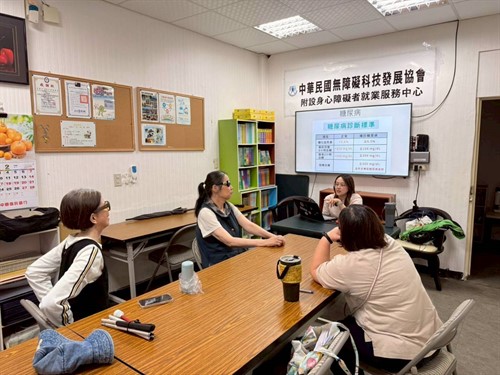 講師帶領學員筋膜放鬆與防護運動傷害