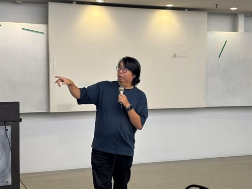 游子頤老師講解分析圖的構成原則，引導學生掌握符號、線條、色塊與文字說明的運用。