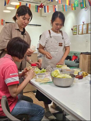 學員互相討論備料方式