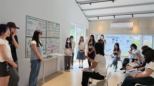 學生依序分享地方食物系統提案，作為講座探討自然農法與地方創生的案例素材。