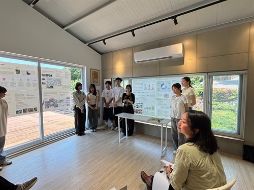 學生分享田野發現與專題構想，黃姿綺老師引導分析提案與地方食農需求的連結。