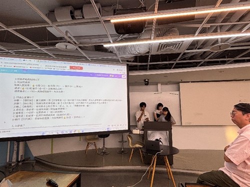 學生分組說明UbD教案內容，游子頤老師聽取報告並針對課程設計提出問題。