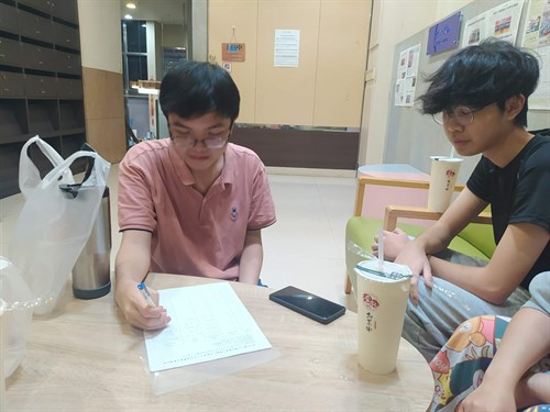 學生們分享了他們在學習物件導向程式設計時遇到的焦慮和困難