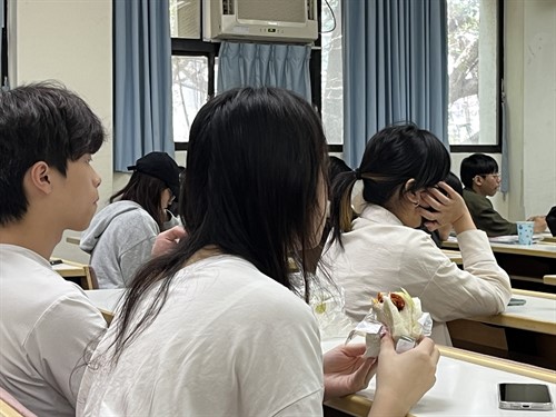學生聆聽講者分享內容