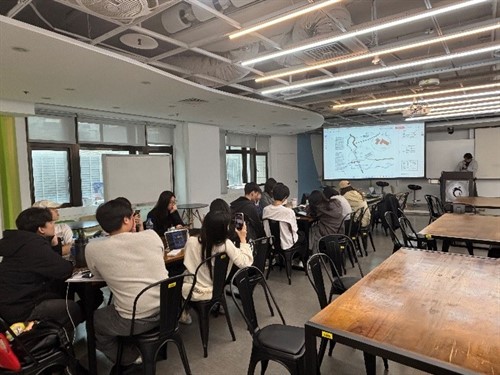 學生聆聽分析圖案例說明，思考如何將空間、時間、行為與環境資料整合於圖面中。
