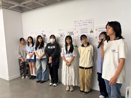 學生依據A2海報分享田野資料、問題意識與初步提案構想，接受主講者的提問與引導。