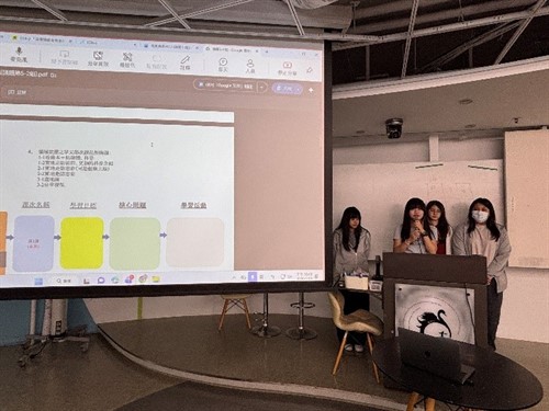 演講後，學生以老師的教授內容，採投影片方式呈現地方課程的單元架構、學習目標、核心問題與學習活動。