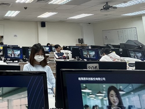 學生聆聽講者分享內容