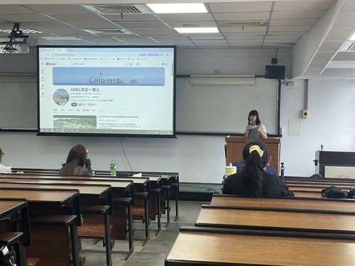 講者在自我介紹頻道與創作風格並說明自媒體產
業生態