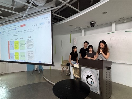 學生進行地方課程教案發表，說明田野議題如何轉化為實作任務與學習活動。