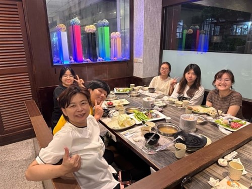 老師帶同學到校外聚餐