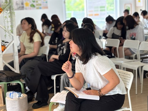 黃姿綺老師聽取學生案例說明，並從食農教育、自然農法及地方創生觀點進行解析與回饋。