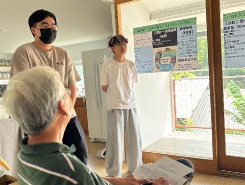 學生分組分享UbD教案，並依據主講者的提問重新檢視學習活動順序與課程設計的一致性。