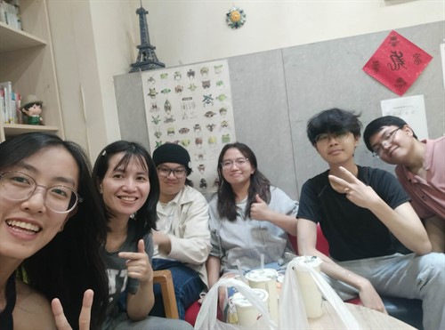 與學生合照