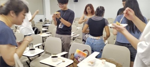 品嘗咖啡與享用甜點