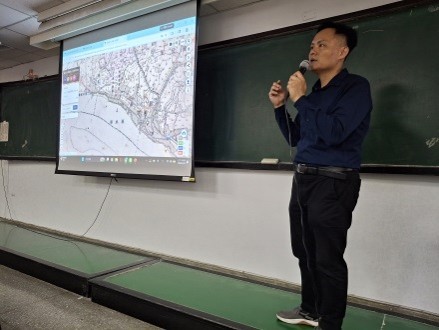 講者以淡水河的歷史開場