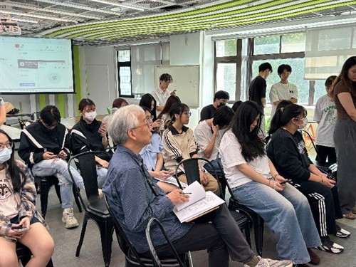 黃瑞茂老師指導學生，並針對田野證據、問題背景與提案方向進行解析。