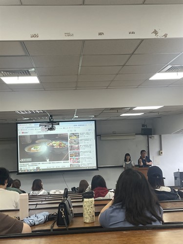 講者在分享他們的作品以及個人經驗