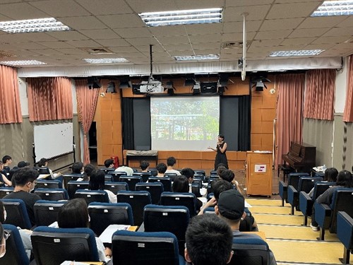 林珣甄老師說明「人人劇場」的概念