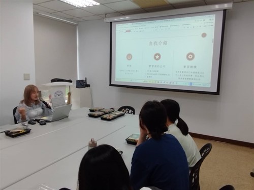 倪筠雅同學講述實習內容