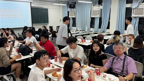 師生互動合影1