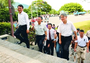 3位副校長帶領新生爬克難坡，體驗一步一腳印、堅毅進取的精神。(攝影�林奕宏)