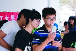 從本學期開始，新生於體檢時全面實施肺部一氧化碳（CO）檢測。新生們排隊檢測，同學們也忍不住看其他同學的檢測結果。（攝影�陳怡菁）