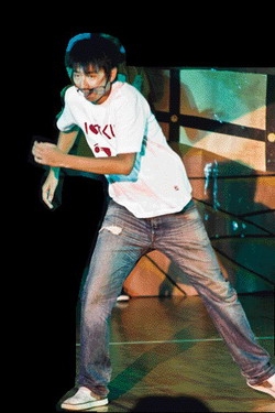 學員晚會上，各社團的表演五花八門，還有男同學熱情尬舞，連眼鏡都從鼻梁滑落！（攝影�黃士航）