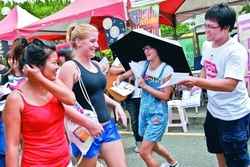 9月9日起在海報街展開社團博覽會，同學們無不卯足全力大聲吆喝，發送傳單，五花八門的社團，讓新生們不知如何選擇。（攝影�黃士航）