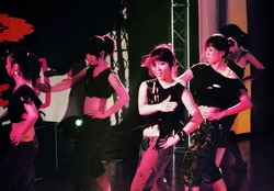 舞蹈研習社、體適能有氧社、極限舞蹈社及熱門舞蹈社等社團甫上場，一連串毫無冷場的舞蹈，令台下觀眾為之瘋狂。