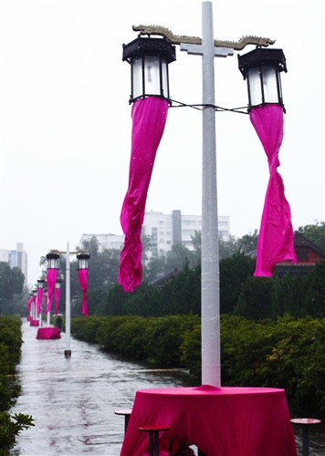 宮燈下擺桌　歡迎來敘舊 （相關校慶活動見四版）