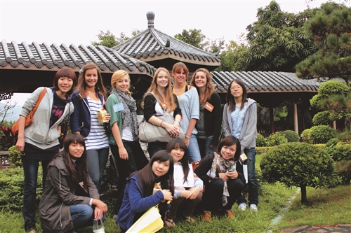 法國佛瑞高中生來訪  驚嘆宮燈之美