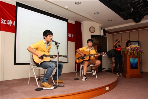 本報 800期 老時報人攜手慶賀